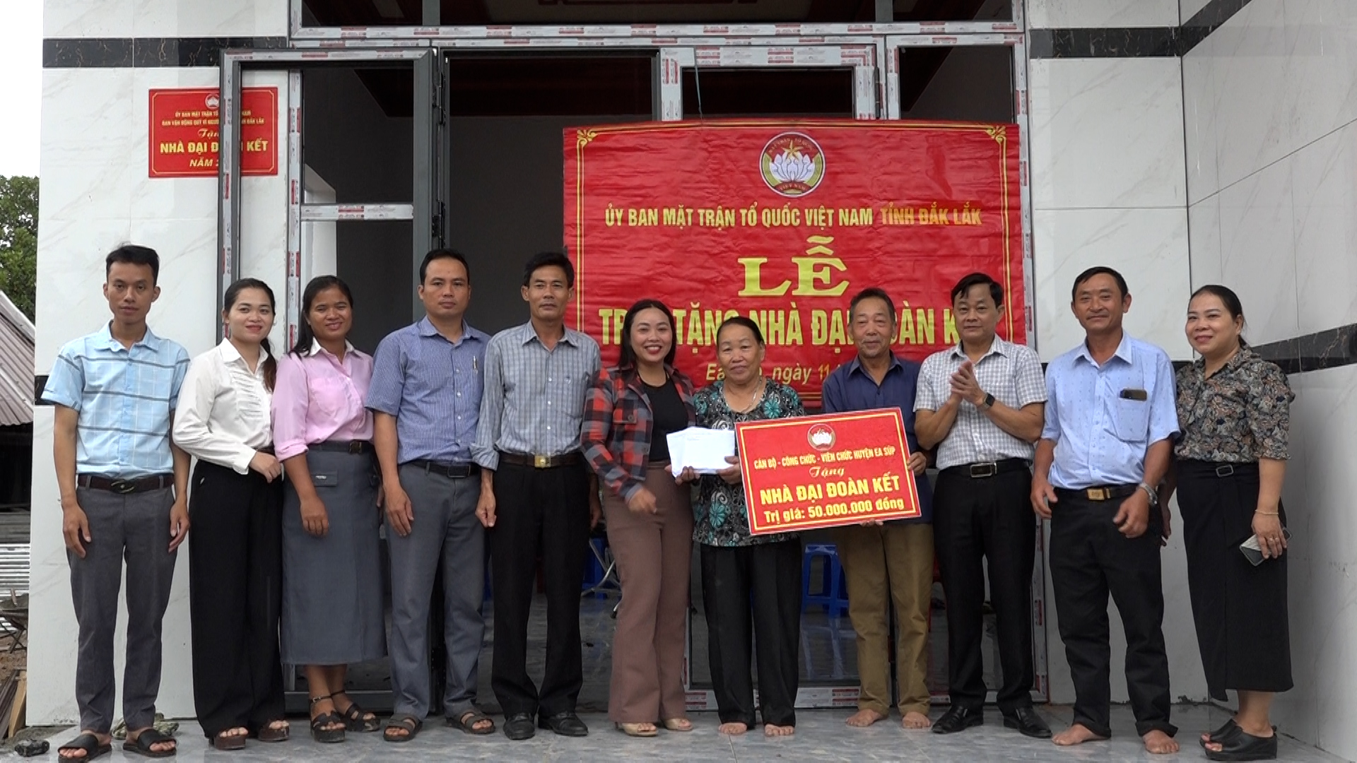 Bàn giao nhà “Đại đoàn kết” tại xã Ea Rôk